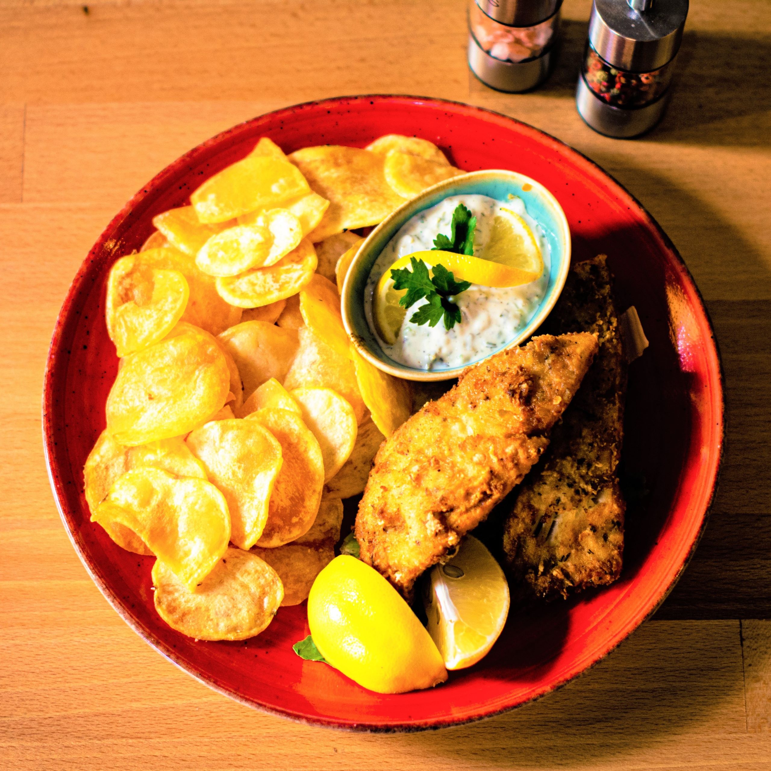 FISH & CHIPS WITH TARTAR SAUCE
