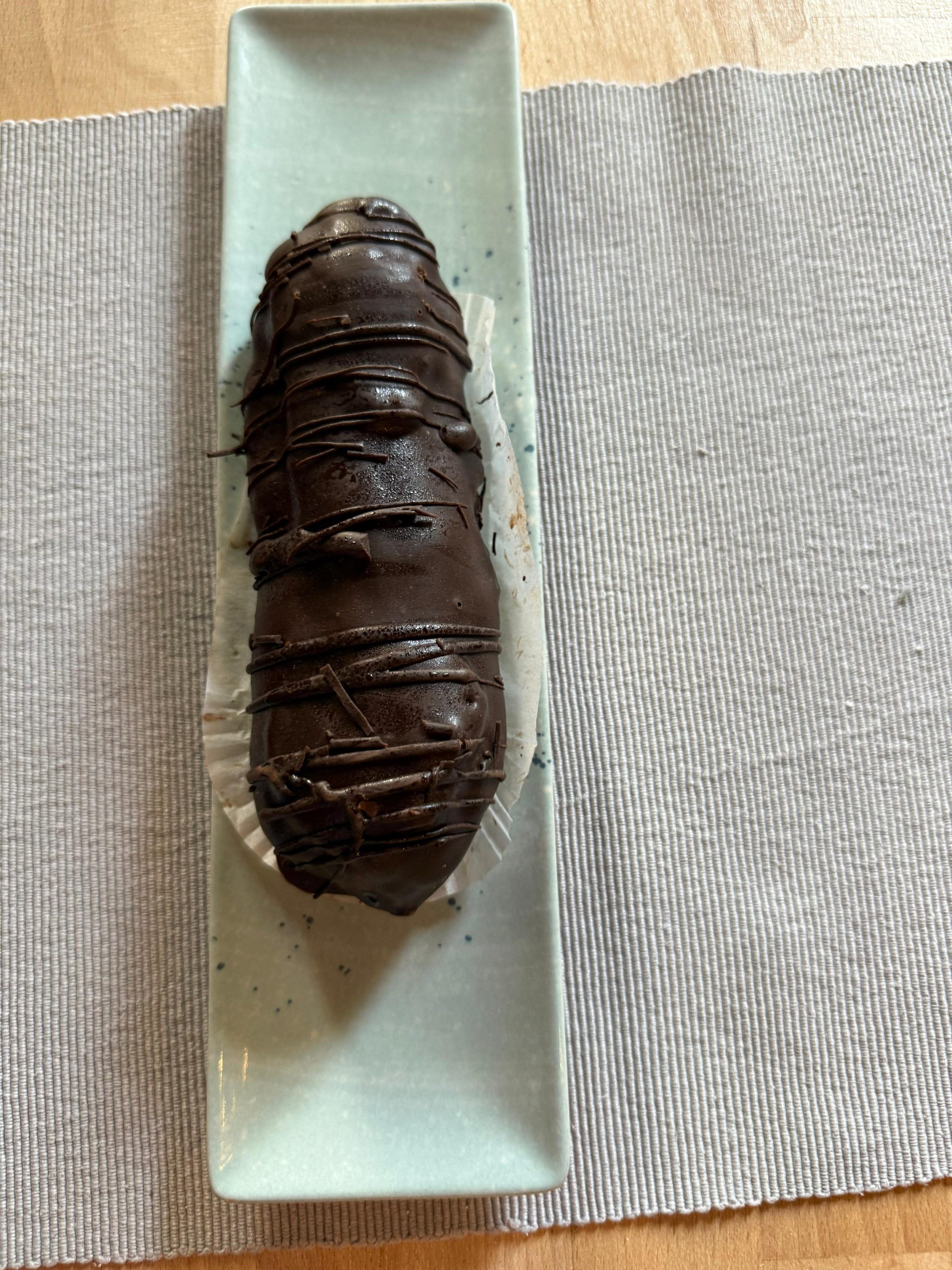 ECLER WITH VANILLA CREAM AND CHOCOLATE GLAZE